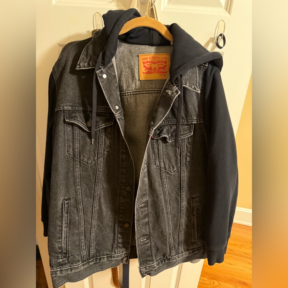 Levi’s Size XL jean jacket (black)